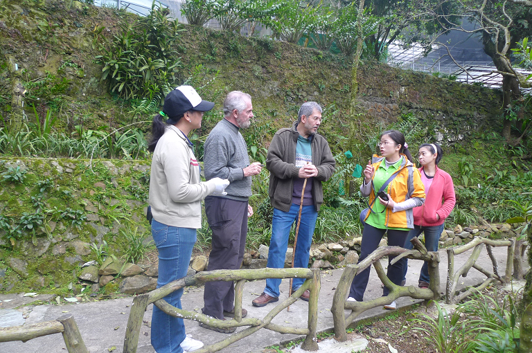 参观KFBG建设中兰园,与兰花专家交流